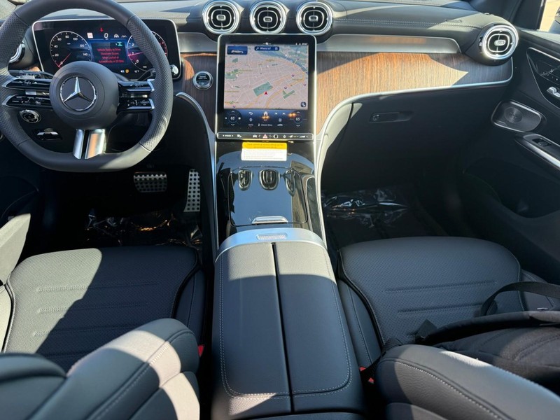 Mercedes-Benz GLC Vehicle Full-screen Gallery Image 8