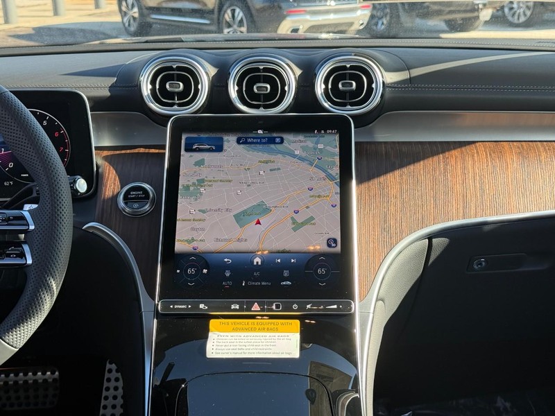 Mercedes-Benz GLC Vehicle Full-screen Gallery Image 10