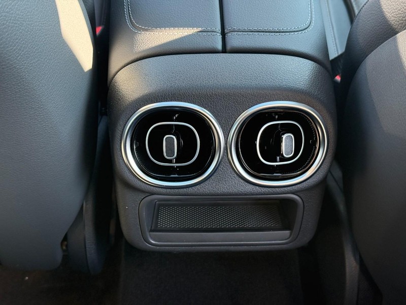 Mercedes-Benz GLC Vehicle Full-screen Gallery Image 12