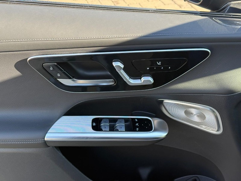 Mercedes-Benz GLC Vehicle Full-screen Gallery Image 13