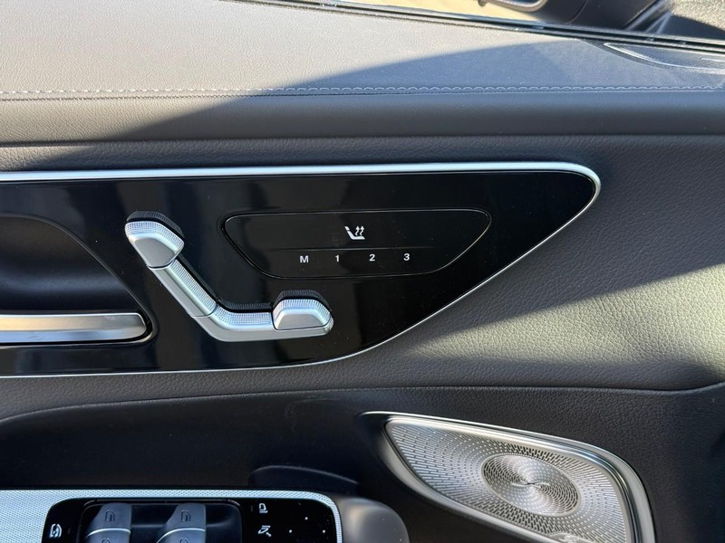 Mercedes-Benz GLC Vehicle Full-screen Gallery Image 14