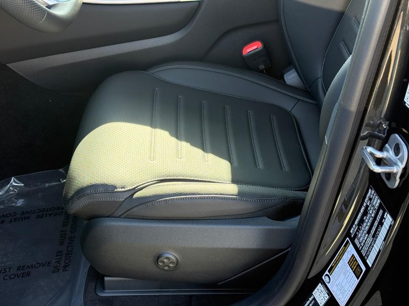 Mercedes-Benz GLC Vehicle Full-screen Gallery Image 15