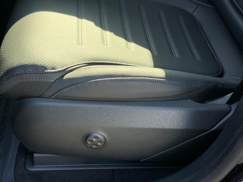 Mercedes-Benz GLC Vehicle Full-screen Gallery Image 16