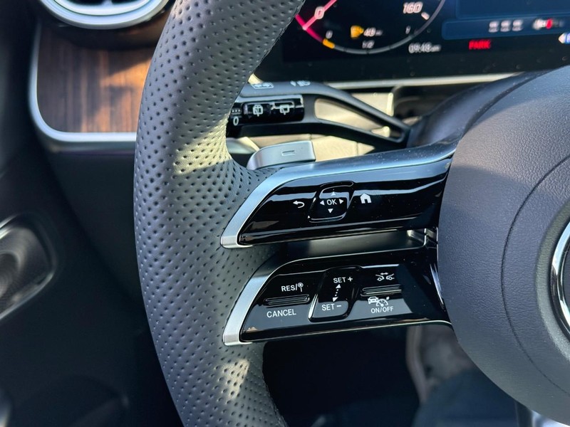 Mercedes-Benz GLC Vehicle Full-screen Gallery Image 17