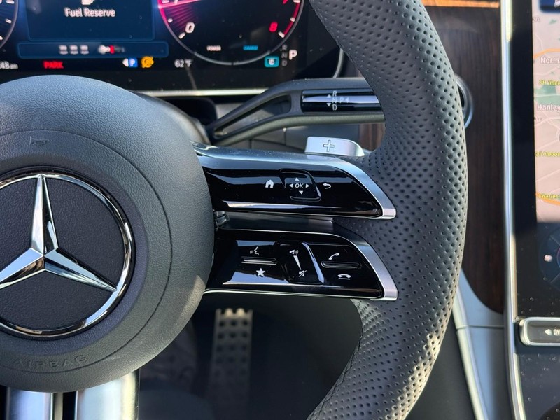 Mercedes-Benz GLC Vehicle Full-screen Gallery Image 18