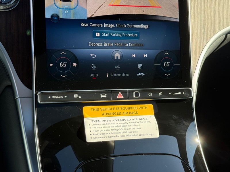 Mercedes-Benz GLC Vehicle Full-screen Gallery Image 20