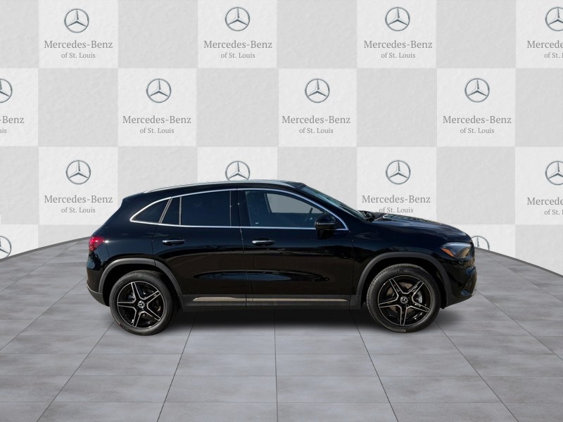 Mercedes-Benz GLA Vehicle Full-screen Gallery Image 2