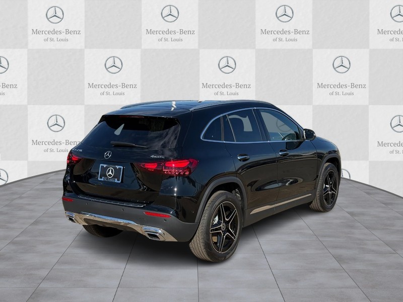 Mercedes-Benz GLA Vehicle Full-screen Gallery Image 3