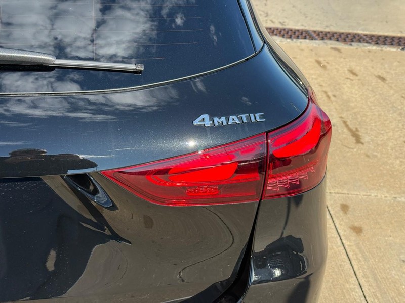 Mercedes-Benz GLA Vehicle Full-screen Gallery Image 5