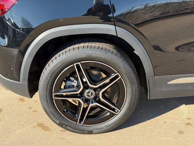 Mercedes-Benz GLA Vehicle Full-screen Gallery Image 6