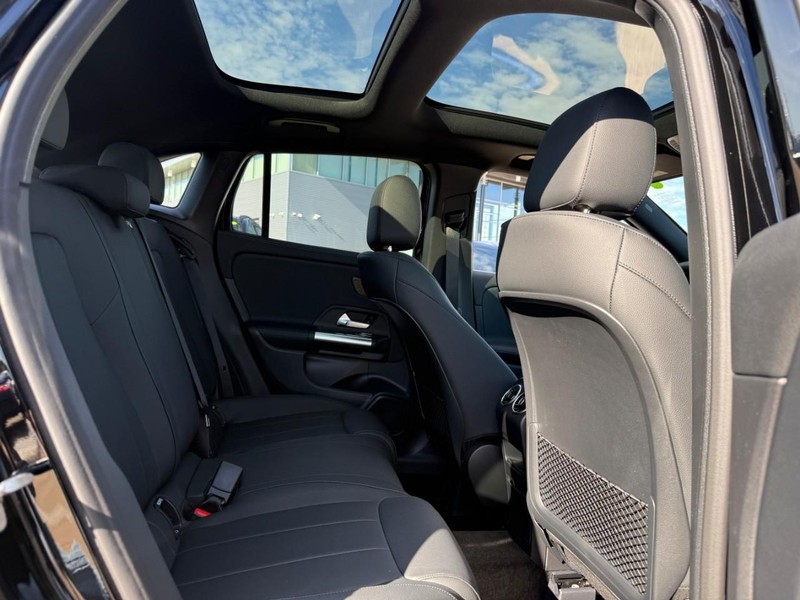 Mercedes-Benz GLA Vehicle Full-screen Gallery Image 7