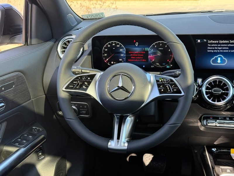 Mercedes-Benz GLA Vehicle Full-screen Gallery Image 9