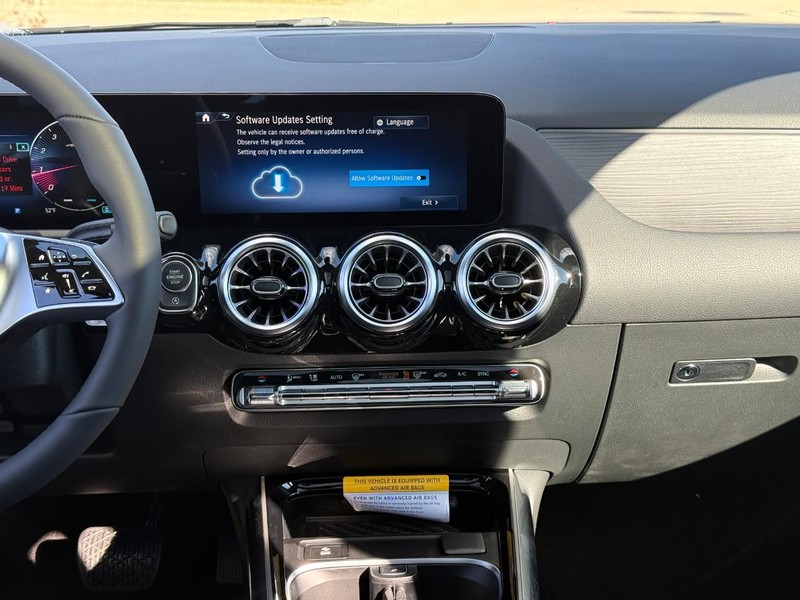 Mercedes-Benz GLA Vehicle Full-screen Gallery Image 10