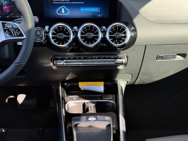 Mercedes-Benz GLA Vehicle Full-screen Gallery Image 11