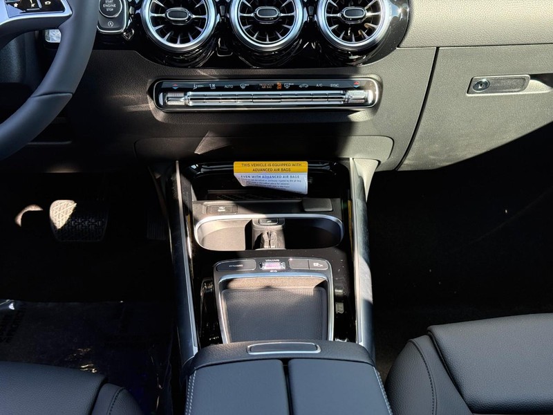 Mercedes-Benz GLA Vehicle Full-screen Gallery Image 12