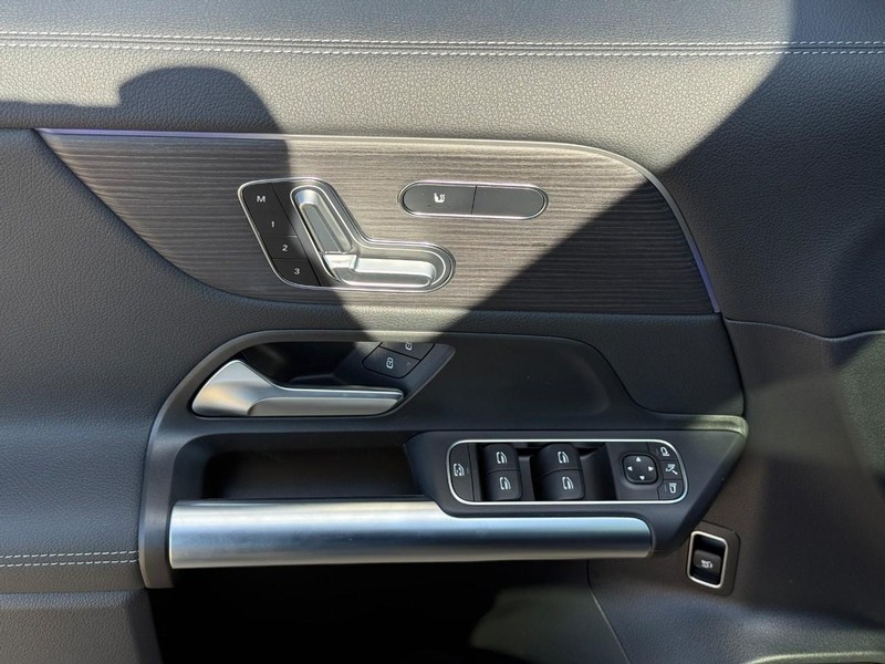 Mercedes-Benz GLA Vehicle Full-screen Gallery Image 13