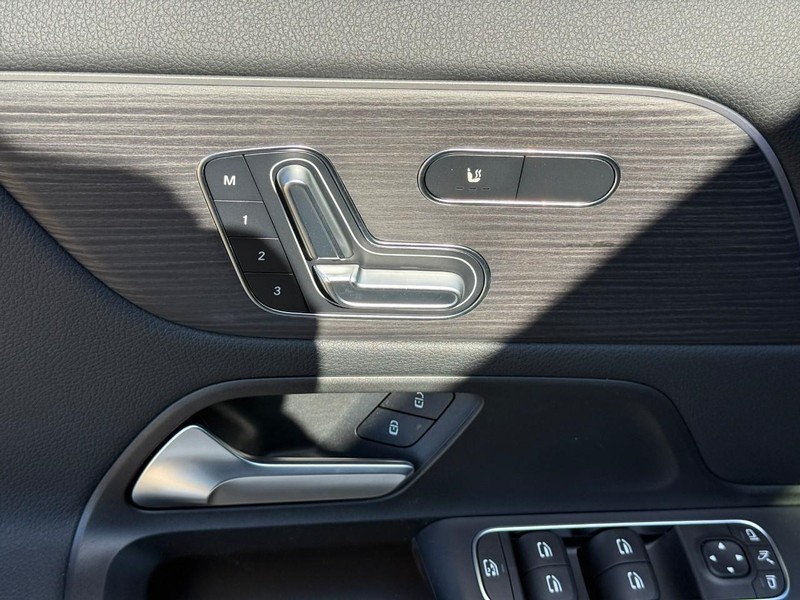 Mercedes-Benz GLA Vehicle Full-screen Gallery Image 14