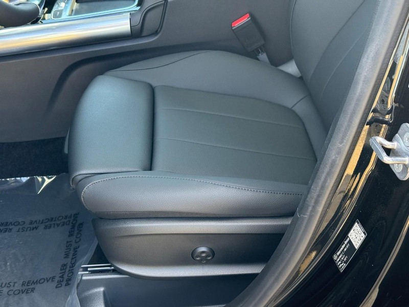 Mercedes-Benz GLA Vehicle Full-screen Gallery Image 15