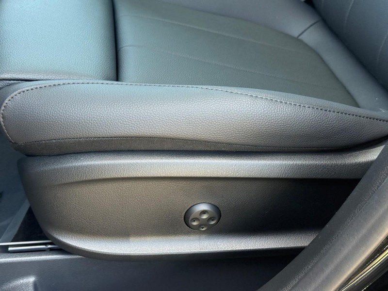 Mercedes-Benz GLA Vehicle Full-screen Gallery Image 16