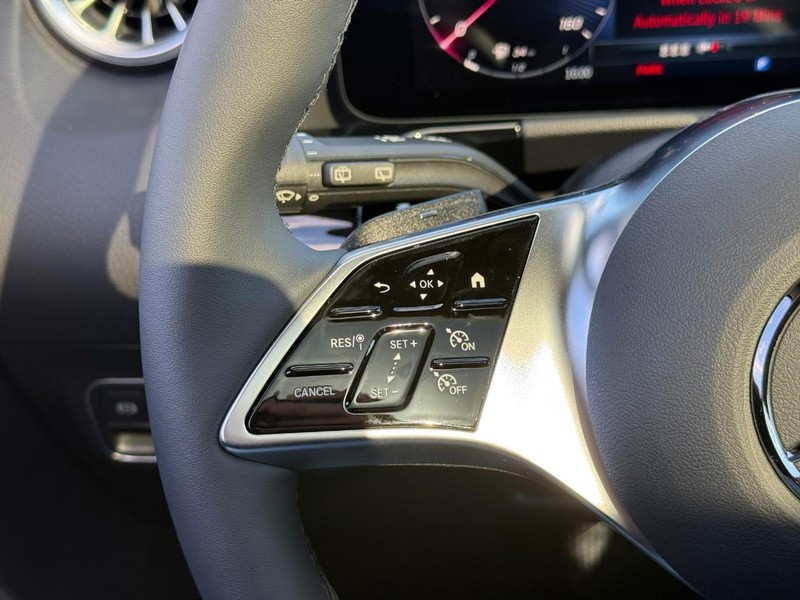 Mercedes-Benz GLA Vehicle Full-screen Gallery Image 17