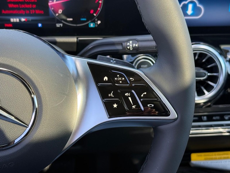 Mercedes-Benz GLA Vehicle Full-screen Gallery Image 18