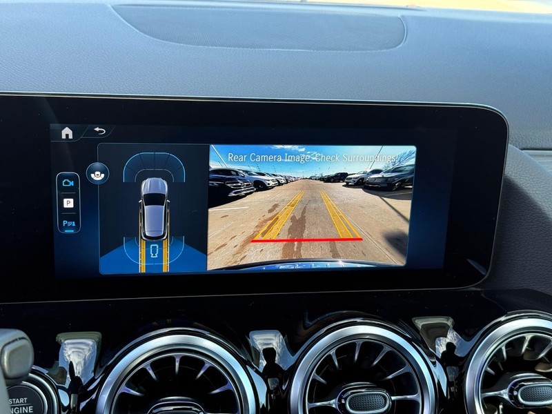 Mercedes-Benz GLA Vehicle Full-screen Gallery Image 20