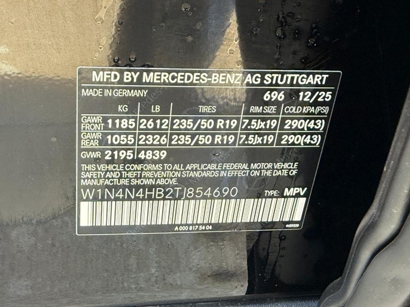 Mercedes-Benz GLA Vehicle Full-screen Gallery Image 21