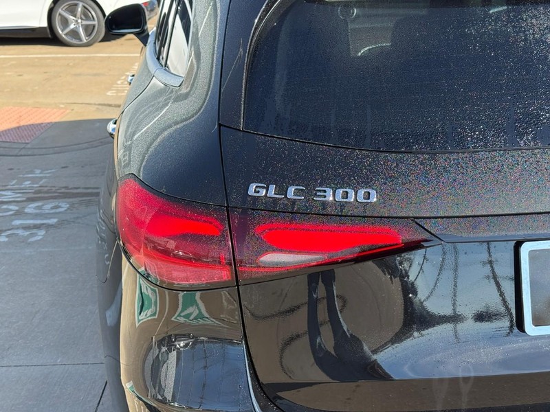 Mercedes-Benz GLC Vehicle Full-screen Gallery Image 4