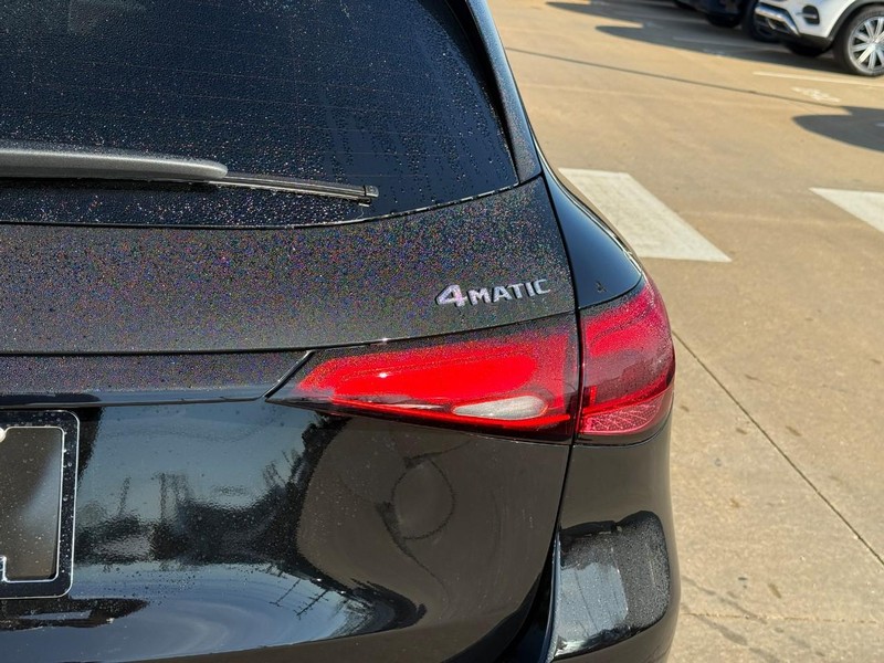 Mercedes-Benz GLC Vehicle Full-screen Gallery Image 5