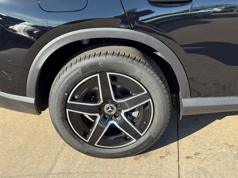 Mercedes-Benz GLC Vehicle Full-screen Gallery Image 6