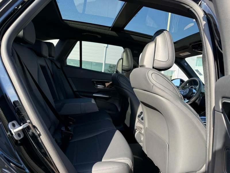 Mercedes-Benz GLC Vehicle Full-screen Gallery Image 7