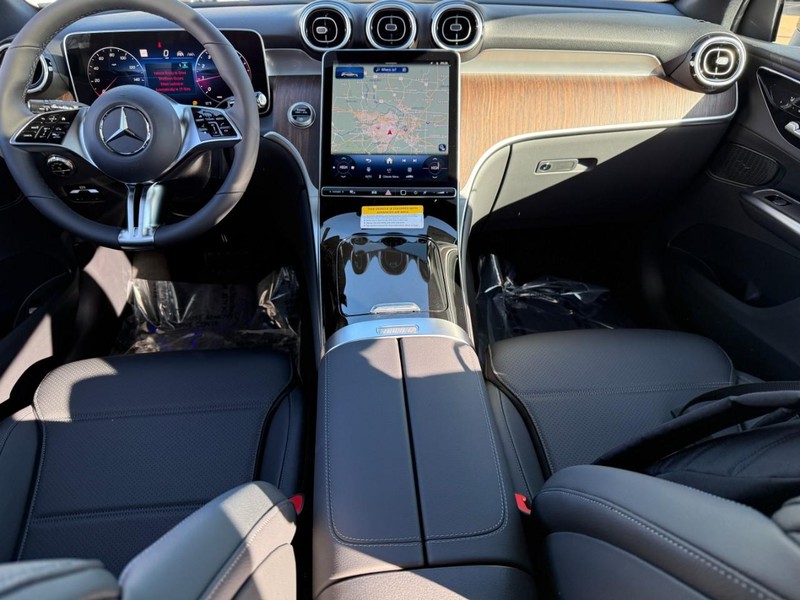 Mercedes-Benz GLC Vehicle Full-screen Gallery Image 8