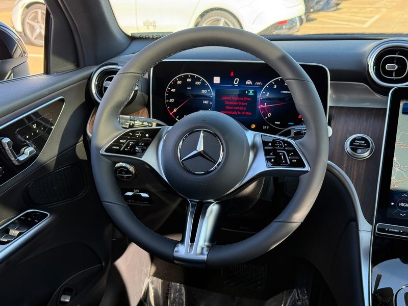 Mercedes-Benz GLC Vehicle Full-screen Gallery Image 9