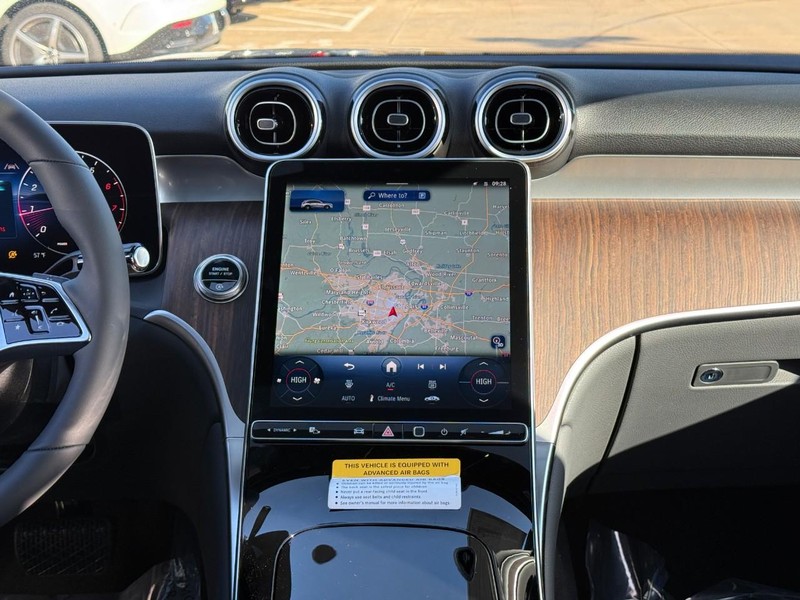 Mercedes-Benz GLC Vehicle Full-screen Gallery Image 10