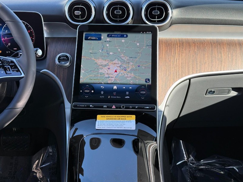 Mercedes-Benz GLC Vehicle Full-screen Gallery Image 11