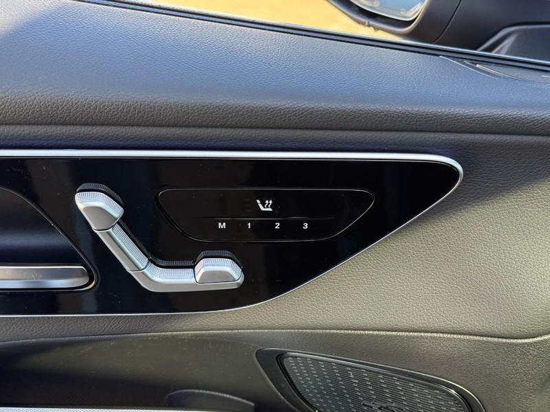 Mercedes-Benz GLC Vehicle Full-screen Gallery Image 14