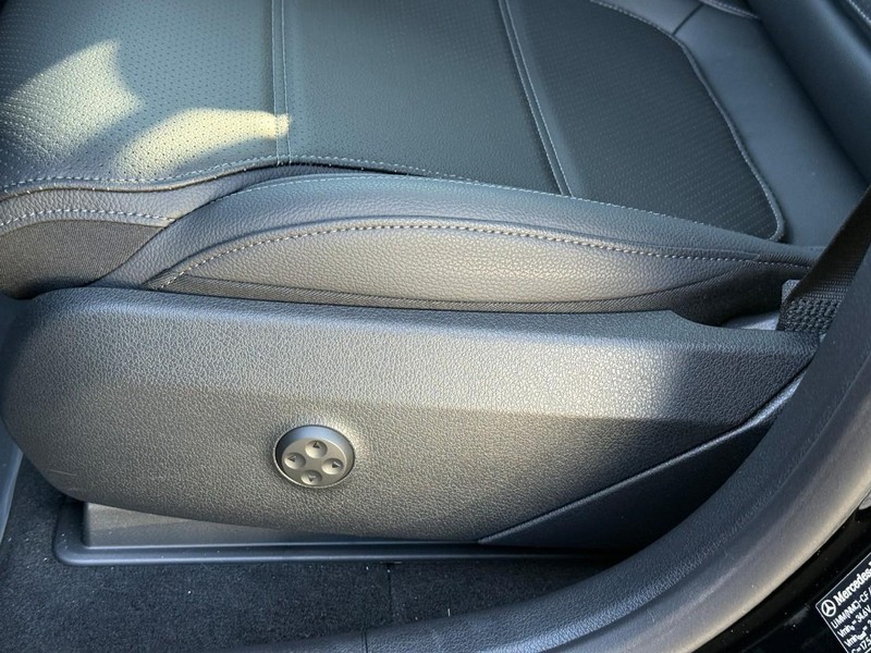 Mercedes-Benz GLC Vehicle Full-screen Gallery Image 16