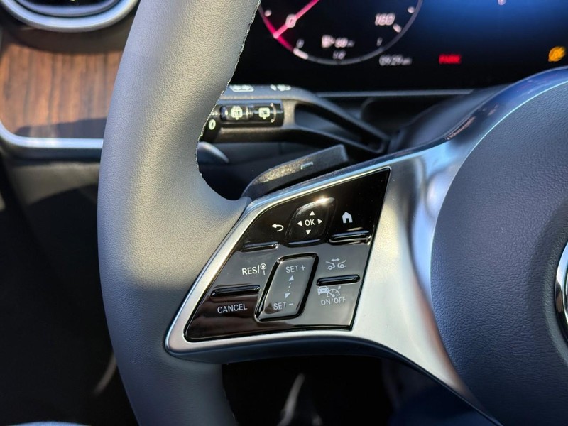 Mercedes-Benz GLC Vehicle Full-screen Gallery Image 17