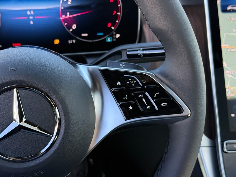 Mercedes-Benz GLC Vehicle Full-screen Gallery Image 18