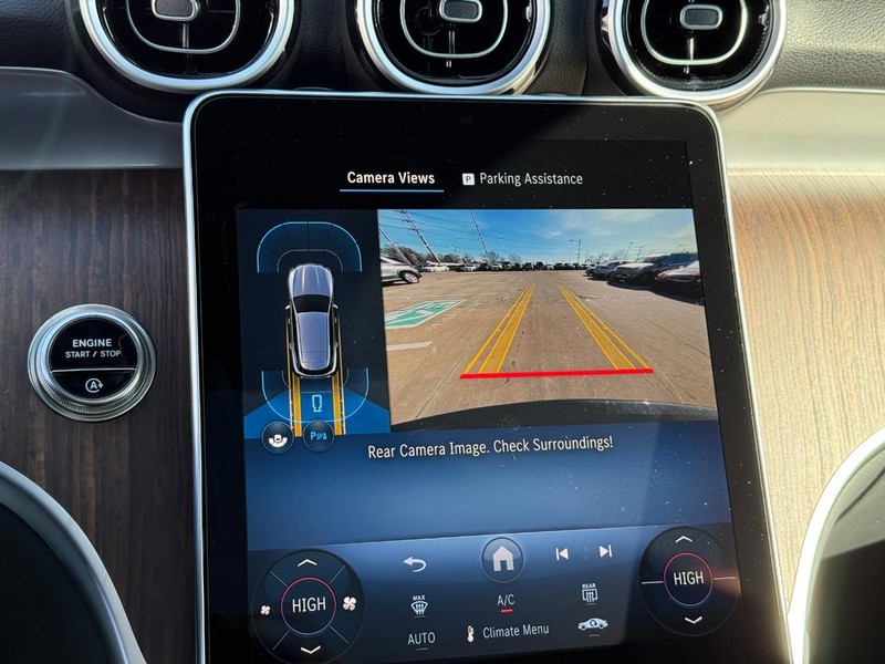 Mercedes-Benz GLC Vehicle Full-screen Gallery Image 19