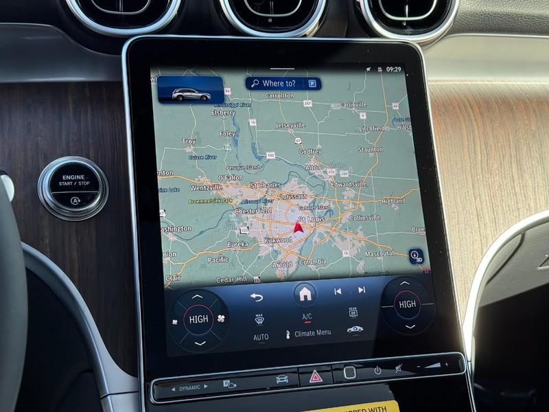 Mercedes-Benz GLC Vehicle Full-screen Gallery Image 21