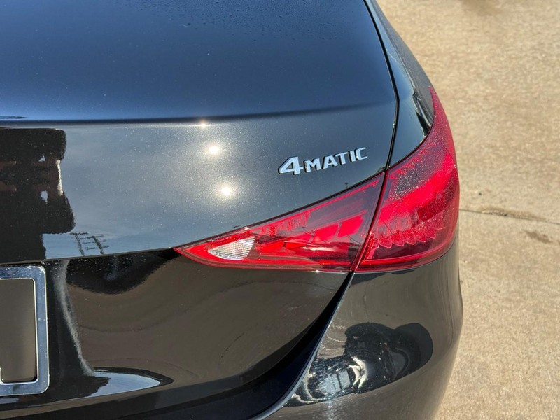 Mercedes-Benz C-Class Vehicle Full-screen Gallery Image 5