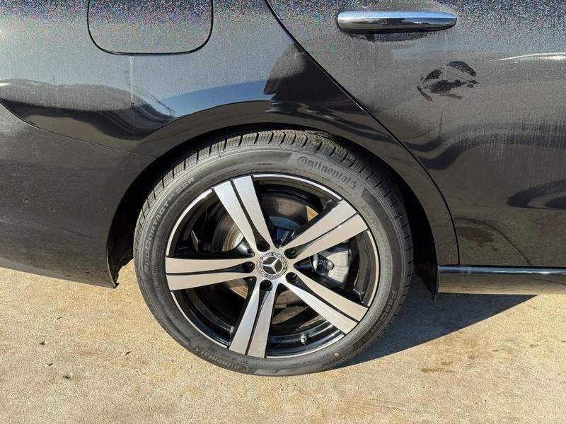 Mercedes-Benz C-Class Vehicle Full-screen Gallery Image 6