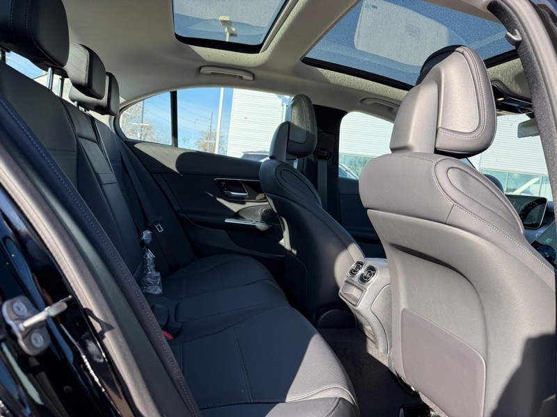 Mercedes-Benz C-Class Vehicle Full-screen Gallery Image 7