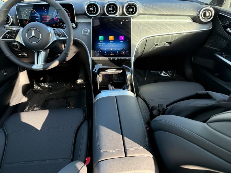 Mercedes-Benz C-Class Vehicle Full-screen Gallery Image 8