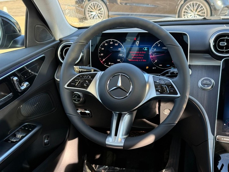 Mercedes-Benz C-Class Vehicle Full-screen Gallery Image 9