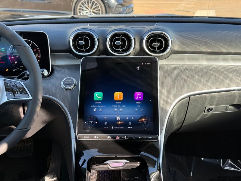 Mercedes-Benz C-Class Vehicle Full-screen Gallery Image 10