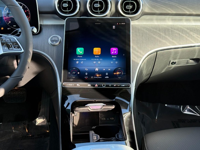 Mercedes-Benz C-Class Vehicle Full-screen Gallery Image 11