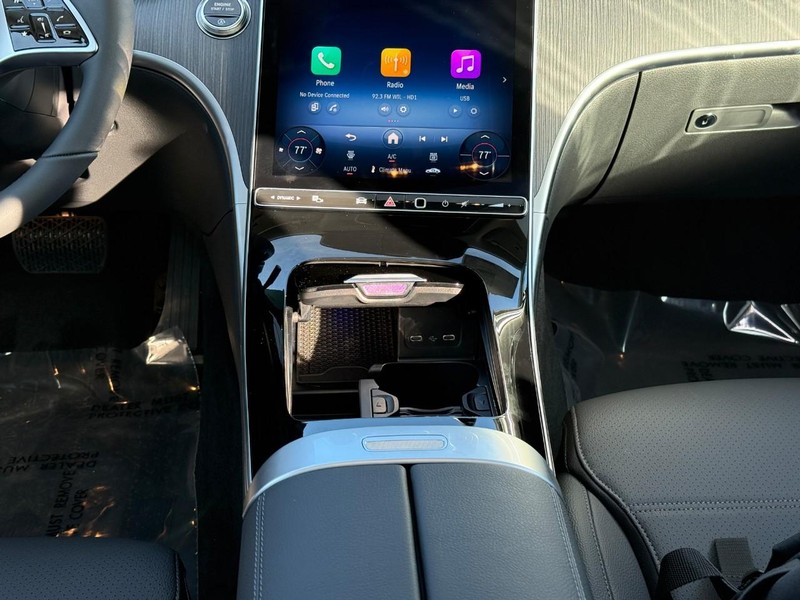 Mercedes-Benz C-Class Vehicle Full-screen Gallery Image 12