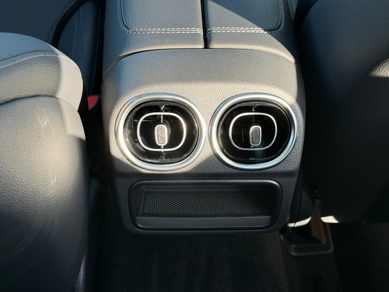 Mercedes-Benz C-Class Vehicle Full-screen Gallery Image 13